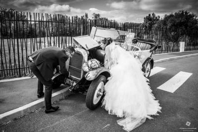 photos de mariage originale avec une vielle voiture