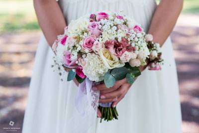 gros plan sur le bouquet de la mariée