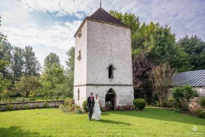 photo de couple devant un magnifique colombier dans le nord