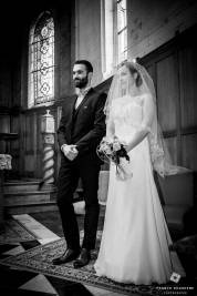 Photo noir et blanc mariage à l'église