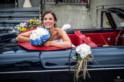 Mariage à Nieppe voiture décapotable cuir rouge