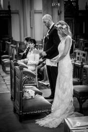 mariage à l'église noir et blanc